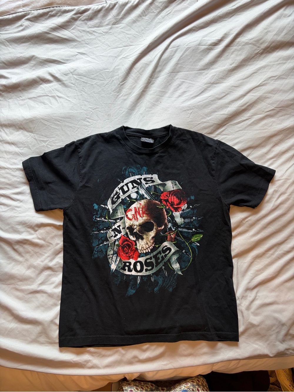 Guns N' Roses Black Skull & Roses Graphic Tee unisex
